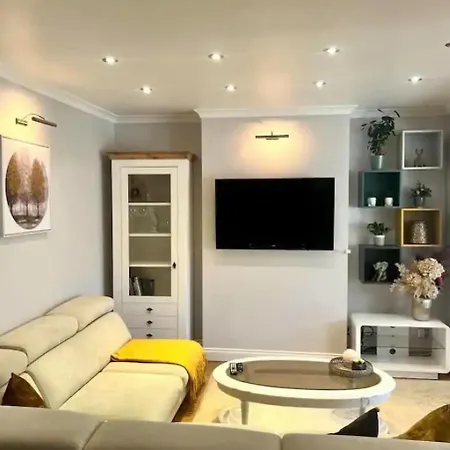 Gorgeous One Bedroom Apartment With Jacuzzi Bath